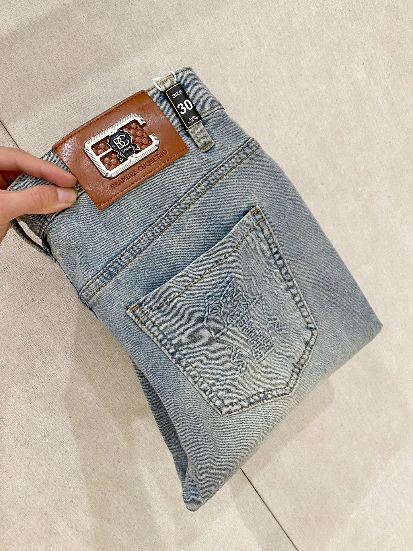 Brunello Cucinelli💎2026 summer latest ️ launches new men’s thin jeans! Heavy-duty washed denim fabric, customized fabric is softer and more comfortable than ordinary denim fabric! Ultra-heavy industrial washing process and dual-process washing. The entire pair of pants has a comfortable hand feel, and the level of fineness and breathable effect are top-notch. All hardware brand logos are custom-made, and the materials are selected with the best attributes. The elasticity of the fabric is very good and the comfort is great! The low-key design style is simple and elegant. The repurchase rate is extremely high 👍. Sizes: 28-38 no 35 37